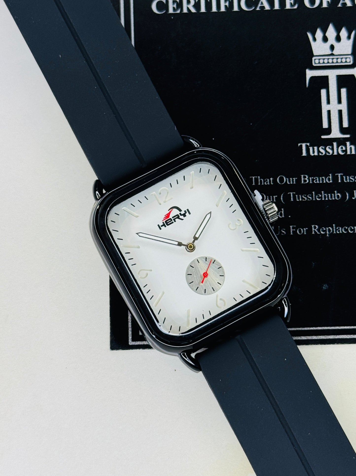 Black White Heryi Seamer Down Second Magnet Strap Watch